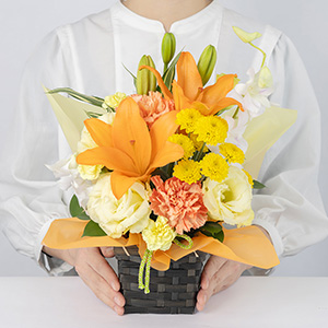 大人の女性が持った場合の大きさイメージです。