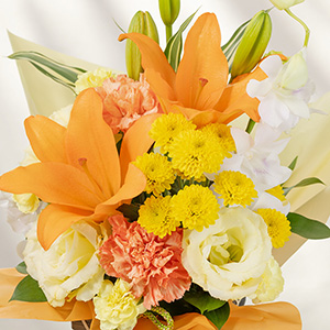 オレンジの百合を主役に、見ているだけで元気が出そうなビタミンカラーの花々を集めました。
