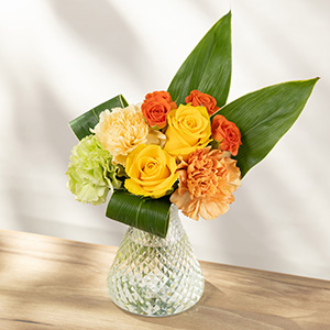 ラッピングを外すと、異なる雰囲気でお楽しみいただけます。水を入れるとガラスのような見た目になります。