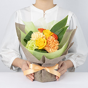 大人の女性が持った場合の大きさイメージです。