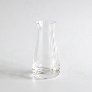 ブーケを入れているカップはクリスタルカットのような繊細な加工が施されたデザインです。