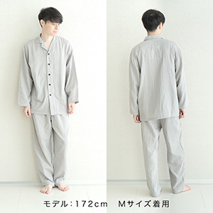 明るめのグレーはおうちでのリラックスタイムにぴったりの色合いです。