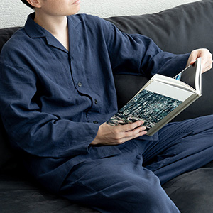 ベーシックなテーラーカラーデザインで締め付け感のないゆったりとしたシルエットが特徴です。