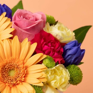 明るく華やかな花々に、長寿を願う贈りものとして親しまれる秋の花・リンドウを添えました。