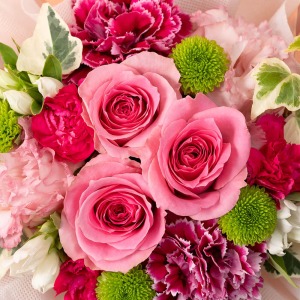 華やかなバラをメインに、ピンクの花々でまとめました。