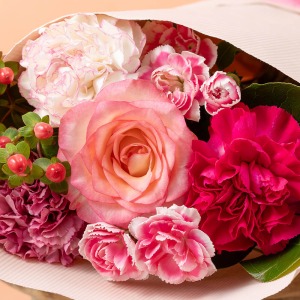 1輪ごとに表情の異なるピンクの花々が、やわらかく華やかな雰囲気を演出します。