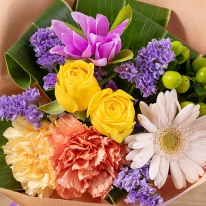 表情の異なる花が織りなす彩りは、まるで色を重ねたパレットのようです。