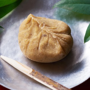 国産栗を丁寧に裏ごしして、上品な甘みを添え、茶巾で絞った風味豊かな栗のお菓子です。