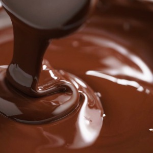 チョコレートは柔らかすぎず、固すぎず… 「テンパリング」処理により、お口に含んだ瞬間カカオの香りと蜂蜜の甘さが舌いっぱいに広がります。
