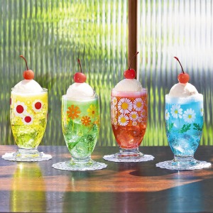 かわいらしいお花が描かれたどこか懐かしい佇まいは、いつものお水やお茶を注ぐだけでも、特別な純喫茶のような雰囲気に。