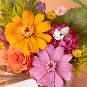 大きな2輪は百日草(ジニア)。「幸福」「絆」の花言葉を持つ素敵なお花です。