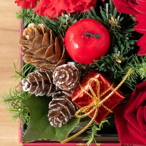 松ぼっくりや小さなプレゼントの飾りも、クリスマスの楽しい雰囲気を演出します。