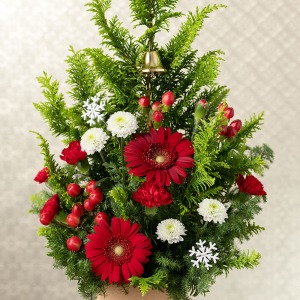 生のお花を使ってクリスマスツリーの立体感を表現し、オーナメントに見立ててお花を配置しました。