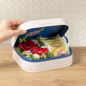 ボックスを開けるとクリスマスの色鮮やかなアレンジと、クッキーが詰め合わせになっています。