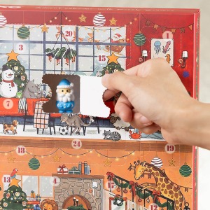 日付が書かれた窓を開けるとかわいい消しゴムが出てきます。※画像は消しゴムの一例です。
