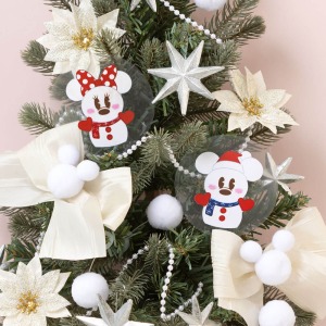 スノーマンモチーフのミッキーマウスとミニーマウスのキーホルダーを中心に、ホワイトクリスマスをイメージしシンプルに白いオーナメントだけでまとめました。