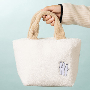 お弁当バックやちょっとしたお出かけ使いとして重宝するサイズ感です。