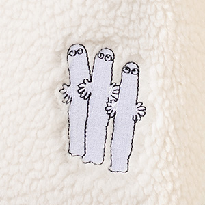 ボアバックは、ニョロニョロのワインポイント刺繍入りです。