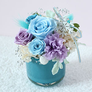 右側から見た様子です。雪の結晶やリボンなど、細部にまでこだわったデザインです。