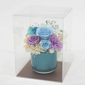 そのまま飾れるクリアケースに入れてお届けします。