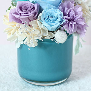 ブルーのガラス花器は、底面近くのぷっくりとした形状が特長です。