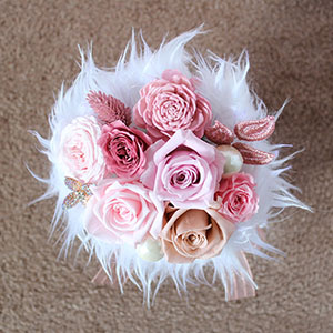 ふわふわのファーに囲まれて、たくさんのバラが入っています。