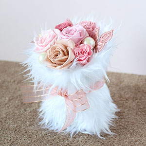 別の角度から見た様子です。ファーでくるんでキュッとリボンを結んだデザインです。