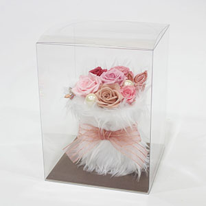 そのまま飾れるクリアケースに入れてお届けします。