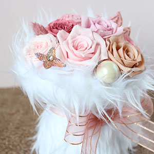 別の角度から見ると、キラリと輝くビジュフラワーピックがよく見えます。