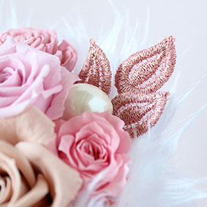 ファブリック素材のリーフは、キラキラした糸を織り交ぜて作られています。