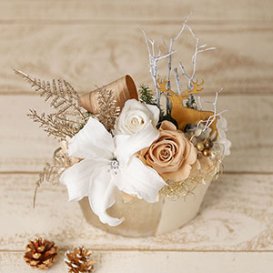 別の角度から見た様子です。奥行きは浅く、後ろの方にはリボンと小枝、グリーンが入っています。