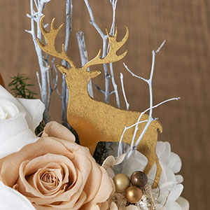 雪の積もった木々の間に佇むトナカイ。そんな冬のワンシーンのイメージです。