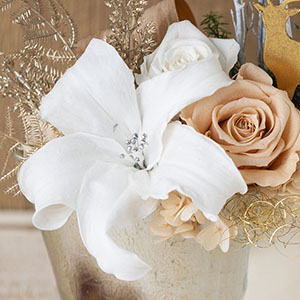 ユリは、経験豊富なフローリストが一枚一枚花びらを組み立て、花粉に見立てたストーンをあしらっています。