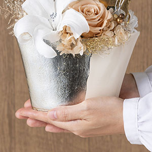 上に向かって広がるツートンカラーの花器。都会的でオシャレな陶器です。