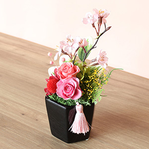 桜の下には華やかに咲いたバラと、黄色い小花。春らしい組み合わせです。