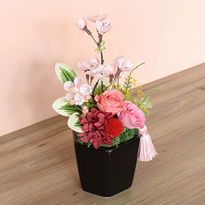 ボール型のお花はビリーボタン。ドライ加工して真紅の着色を施した天然素材です。