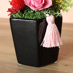 艶のある六角形の花器に、上品なタッセルをあしらいました。