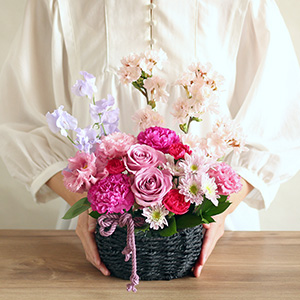 大人の女性が持った場合の大きさイメージです。