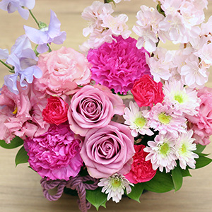 上品なピンクから気品ある薄紫へグラデーションアレンジメントです。