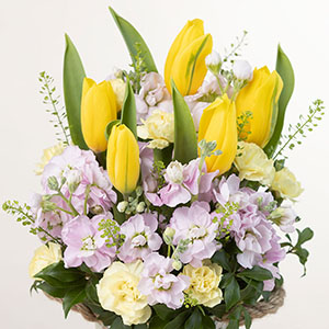 春の花でまとめたふわふわなアレンジメントです。