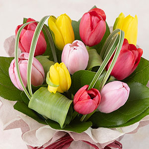 キャンディーみたいな色合いのチューリップをギュッと詰めこみました。