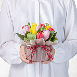 大人の女性が持った場合の大きさイメージです。