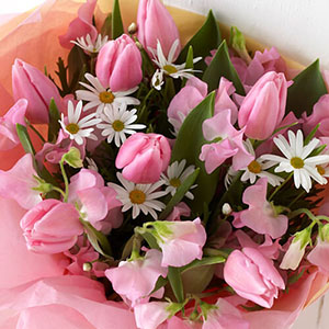 ピンクでまとめた色調と、可憐なマーガレットやスイートピーの組み合わせが、スイートな印象をいっそう盛り上げます。