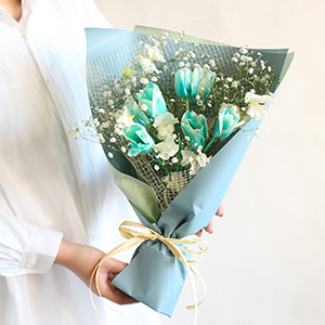 大人の女性が持った場合の大きさイメージです。