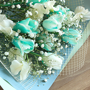 スイートピーとふわふわのカスミソウを添えることで、春の訪れを感じさせるわくわくした雰囲気に仕上げました。