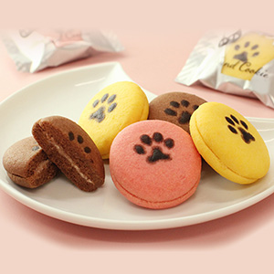 ホワイトチョコクリームをサンドしたいちご、チーズ、ココアのコロンとしたクッキーです。