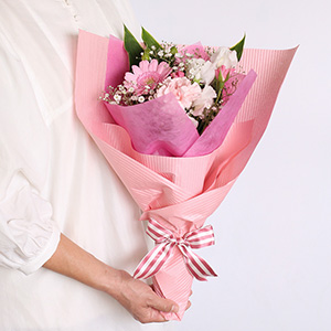 花束を大人の女性が持ったサイズ感です。