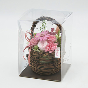 そのまま飾れるクリアケースに入れてお届けします。