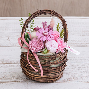 小さなひげのようなつるがクルクルとまとわっている天然素材のバスケット。手作りのため、画像と若干異なる場合があります。