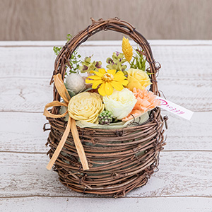 小さなひげのようなつるがクルクルとまとわっている天然素材のバスケット。手作りのため、画像と若干異なる場合があります。